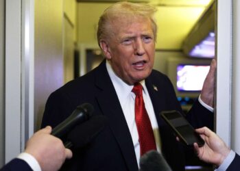 Trump dice que no es un rey. La mayoría de los estadounidenses cree que él quiere serlo.