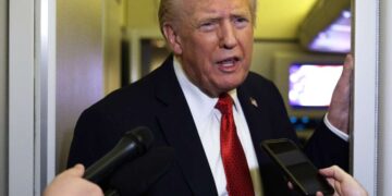 Trump dice que no es un rey. La mayoría de los estadounidenses cree que él quiere serlo.