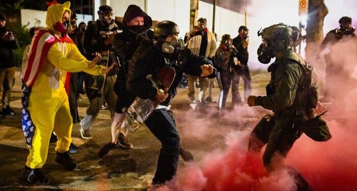 Trump dice que puede invocar la Ley de Insurrección en Portland si es necesario