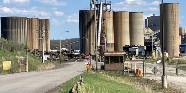 La agencia de reurbanización de la ciudad está remodelando una antigua planta de energía alimentada por carbón en Homer City, Pensilvania, aproximadamente a 50 millas al este de Pittsburgh, como un campus de centro de datos alimentado por gas natural. (John Haughey/La Gran Época)