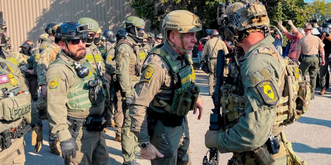 El comandante de la Patrulla Fronteriza Gregory Bovino habla con una oferta de la Policía Estatal de Illinois fuera de un centro de detención de hielo en Broadview, Illinois, el 3 de octubre de 2025.