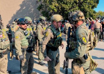 El comandante de la Patrulla Fronteriza Gregory Bovino habla con una oferta de la Policía Estatal de Illinois fuera de un centro de detención de hielo en Broadview, Illinois, el 3 de octubre de 2025.