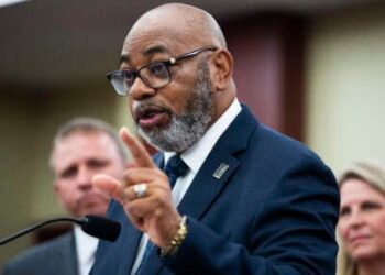 Everett Kelley, presidente nacional de la Federación Americana de Empleados del Gobierno, realiza una conferencia de prensa para oponerse a un "Orden ejecutiva de un sindicato por el presidente Donald Trump," Eso eliminó los derechos de negociación colectiva para los trabajadores federales, en el Centro de Visitantes del Capitolio el 17 de julio de 2025, en Washington, DC.