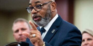 Everett Kelley, presidente nacional de la Federación Americana de Empleados del Gobierno, realiza una conferencia de prensa para oponerse a un "Orden ejecutiva de un sindicato por el presidente Donald Trump," Eso eliminó los derechos de negociación colectiva para los trabajadores federales, en el Centro de Visitantes del Capitolio el 17 de julio de 2025, en Washington, DC.