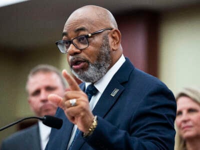 Everett Kelley, presidente nacional de la Federación Americana de Empleados del Gobierno, realiza una conferencia de prensa para oponerse a un "Orden ejecutiva de un sindicato por el presidente Donald Trump," Eso eliminó los derechos de negociación colectiva para los trabajadores federales, en el Centro de Visitantes del Capitolio el 17 de julio de 2025, en Washington, DC.