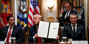 Trump firma proclamación que restablece el Día de la Raza