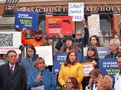 La fiscal general de Massachusetts, Andrea Campbell, habla en un mitin en la Cámara de Representantes del Estado, donde la gente se reunió para instar al gobierno a actuar rápidamente para garantizar que las familias reciban el SNAP de noviembre a tiempo, el 28 de octubre de 2025.