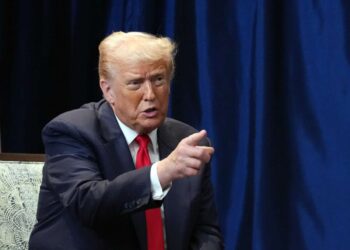 Trump les dice a los legisladores republicanos que “se vuelvan inteligentes” y eliminen la votación anticipada por correo