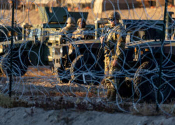 Los soldados de la Guardia Nacional de Texas están al guardia detrás del cable de concertina en la frontera entre Estados Unidos y México el 21 de diciembre de 2022, como se ve en Ciudad Juárez, México.
