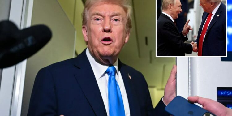 Un collage de imágenes que contiene 2 imágenes, la imagen 1 muestra TOPSHOT-QATAR-US-POLITICS-TRUMP, la imagen 2 muestra: el presidente estadounidense Trump se reúne con el presidente ruso Putin en Alaska