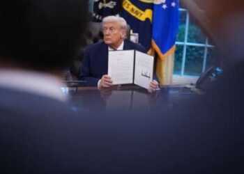 Trump sugiere usar militares para sofocar la disidencia doméstica y "enemigo desde adentro"