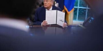 Trump sugiere usar militares para sofocar la disidencia doméstica y "enemigo desde adentro"