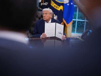 Trump sugiere usar militares para sofocar la disidencia doméstica y "enemigo desde adentro"