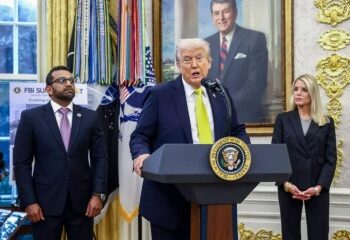 Trump vuela bombarderos B-52 cerca de Venezuela mientras se prepara para más ataques contra los cárteles de la droga y Maduro lo acusa de "golpe de estado"