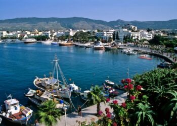 Un collage de imágenes que contiene 1 imágenes. La imagen 1 muestra 8077. Puerto, ciudad de Kos, Kos, Grecia