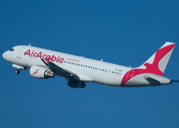 Un collage de imágenes que contiene 1 imágenes. La imagen 1 muestra el Airbus A320 de Air Arabia Airlines con matrícula CN-NMG despegando del aeropuerto de El Prat (BCN)