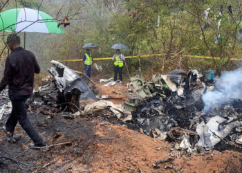 Un avión que transportaba turistas se estrella en su camino a una popular reserva de safari en Kenia y se teme que hayan muerto 12 personas
