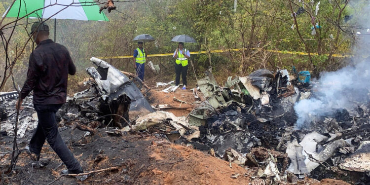 Un avión que transportaba turistas se estrella en su camino a una popular reserva de safari en Kenia y se teme que hayan muerto 12 personas