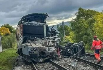 Un tren que transportaba 400 unidades se estrella contra un camión de frutas y hace volar peras después de que un conductor fallido cruza las vías... pero retrocede