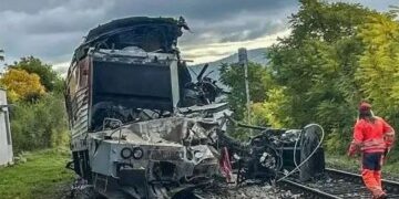 Un tren que transportaba 400 unidades se estrella contra un camión de frutas y hace volar peras después de que un conductor fallido cruza las vías... pero retrocede