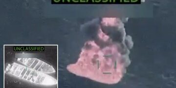 Vea el dramático momento en que Trump ataca otro barco de narcotráfico y mata a cuatro personas mientras se intensifica la guerra contra las drogas en Estados Unidos.