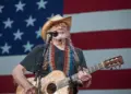 Willie Nelson realmente rindió homenaje a Charlie Kirk con una nueva canción