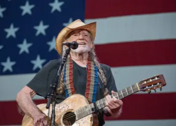 Willie Nelson realmente rindió homenaje a Charlie Kirk con una nueva canción
