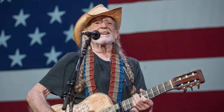 Willie Nelson realmente rindió homenaje a Charlie Kirk con una nueva canción