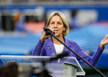 ¿Sheila Ford Hamp repartió toallas rojas y azules para el tributo a Charlie Kirk?