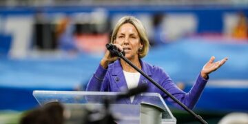 ¿Sheila Ford Hamp repartió toallas rojas y azules para el tributo a Charlie Kirk?