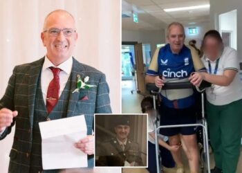 Un collage de imágenes que contiene 3 imágenes. La imagen 1 muestra a un hombre de traje dando un discurso. La imagen 2 muestra a Mark Houghton con una camisa azul con dos personas ayudándolo mientras está parado en un andador. La imagen 3 muestra a un hombre con uniforme militar sosteniendo una tarjeta.