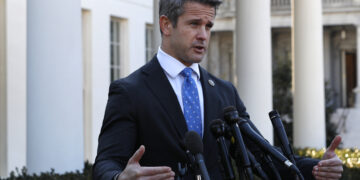 ¿Con quién está casado Adam Kinzinger? Se revelan las acusaciones de Grindr de Steven Cheung