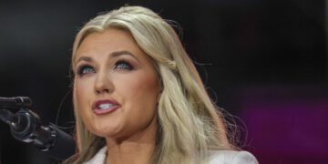 ¿Cuánto vale el patrimonio neto actual de Erika Kirk?