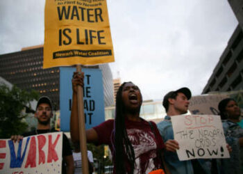 Manifestantes marchan durante los MTV Video and Music Awards para llamar la atención sobre la crisis del agua que afecta a la ciudad, frente al Prudential Center en Newark, Nueva Jersey, el 26 de agosto de 2019.