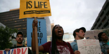 Manifestantes marchan durante los MTV Video and Music Awards para llamar la atención sobre la crisis del agua que afecta a la ciudad, frente al Prudential Center en Newark, Nueva Jersey, el 26 de agosto de 2019.