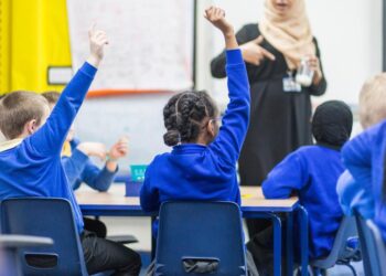 Vista general de un aula de escuela primaria inglesa durante una lección