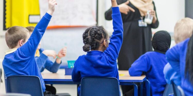 Vista general de un aula de escuela primaria inglesa durante una lección