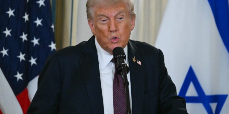 El presidente estadounidense, Donald Trump, habla en una conferencia de prensa con el primer ministro israelí, Benjamin Netanyahu.