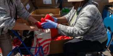 Los residentes participan en una distribución de alimentos dos veces por semana en una iglesia en el South Bronx el 23 de abril de 2025 en la ciudad de Nueva York.