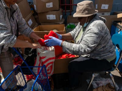 Los residentes participan en una distribución de alimentos dos veces por semana en una iglesia en el South Bronx el 23 de abril de 2025 en la ciudad de Nueva York.