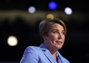 La gobernadora de Massachusetts, Maura Healey, habla en Chicago el 22 de agosto de 2024. (Justin Sullivan/Getty Images)