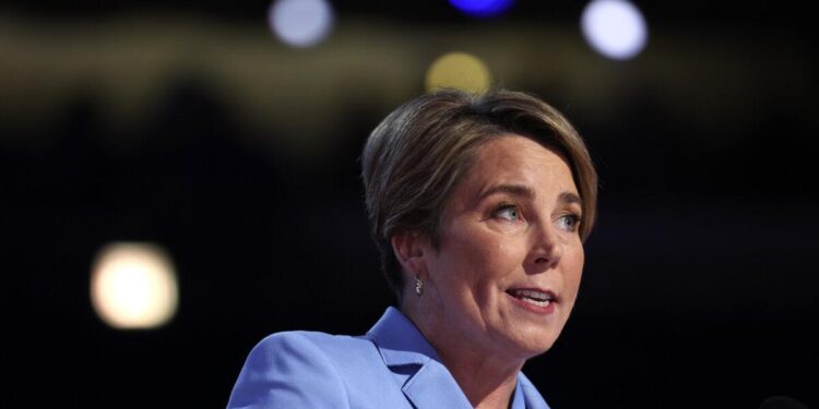 La gobernadora de Massachusetts, Maura Healey, habla en Chicago el 22 de agosto de 2024. (Justin Sullivan/Getty Images)