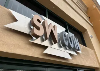 Southwest Coin & Bullion, un comprador de oro y plata en Phoenix, el 18 de noviembre de 2025. (Allan Stein/The Epoch Times)