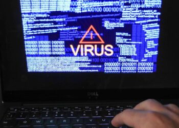 Foto de archivo sin fecha que muestra un "virus" Códigos binarios y de advertencia en la pantalla de una computadora. (Peter Byrne/PA)