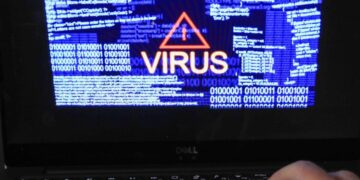 Foto de archivo sin fecha que muestra un "virus" Códigos binarios y de advertencia en la pantalla de una computadora. (Peter Byrne/PA)