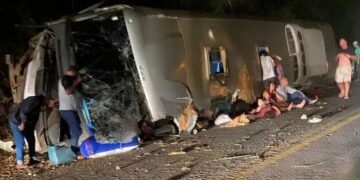 Al menos 37 muertos y 24 heridos en un horroroso accidente de autobús después de que un autobús cayera 700 pies por un barranco en Perú