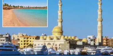 Un collage de imágenes que contiene 1 imágenes. La imagen 1 muestra la playa dorada en Hurghada, Egipto, con palmeras y sombrillas a lo largo de la orilla.