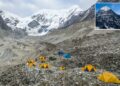 Un collage de imágenes que contiene 2 imágenes. La imagen 1 muestra una vista aérea de los picos nevados y el glaciar en el valle de Rolwaling, el glaciar del campamento, Gauri Sankar, Bagmati, Nepal. La imagen 2 muestra una vista aérea de la montaña nevada de Chobuje en el valle de Rolwaling, Bagmati, Nepal.