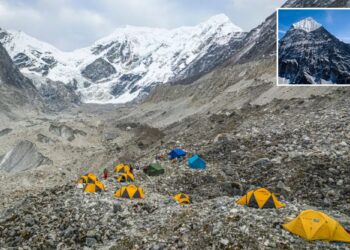 Un collage de imágenes que contiene 2 imágenes. La imagen 1 muestra una vista aérea de los picos nevados y el glaciar en el valle de Rolwaling, el glaciar del campamento, Gauri Sankar, Bagmati, Nepal. La imagen 2 muestra una vista aérea de la montaña nevada de Chobuje en el valle de Rolwaling, Bagmati, Nepal.