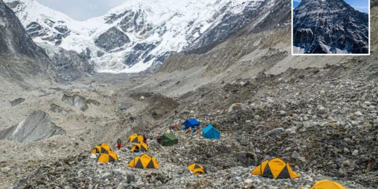 Un collage de imágenes que contiene 2 imágenes. La imagen 1 muestra una vista aérea de los picos nevados y el glaciar en el valle de Rolwaling, el glaciar del campamento, Gauri Sankar, Bagmati, Nepal. La imagen 2 muestra una vista aérea de la montaña nevada de Chobuje en el valle de Rolwaling, Bagmati, Nepal.